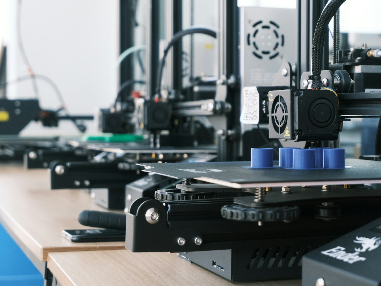 Impressoras 3D imprimindo peças azuis